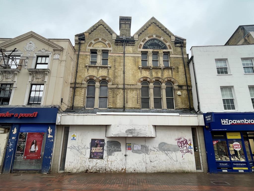 Lot: 99 - LARGE COMMERCIAL PROPERTY IN TOWN CENTRE WITH POTENTIAL - Town centre mid-terrace commercial building